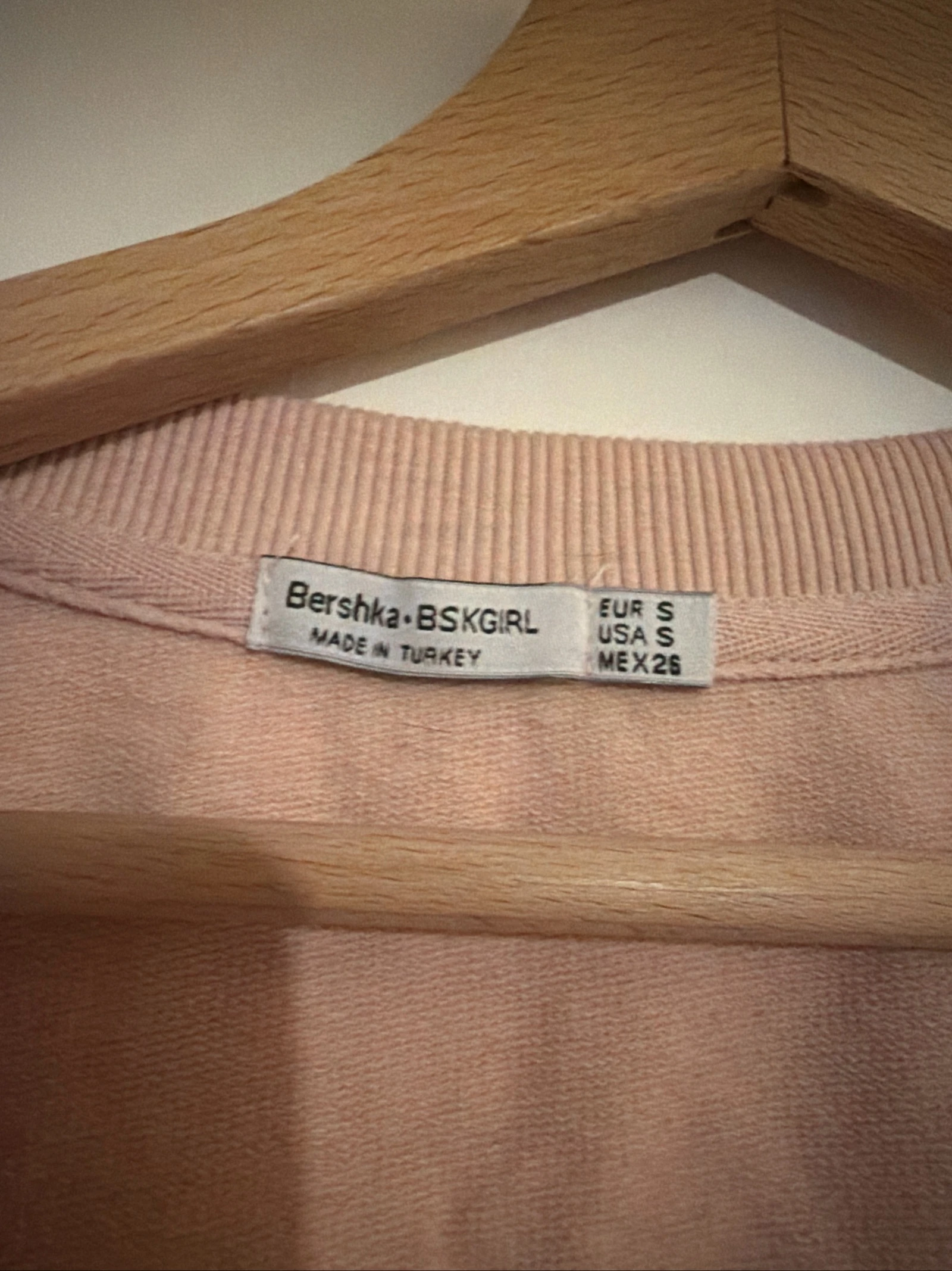 Light pink sweater with lama design by Bershka, size S in good condition – photo 3